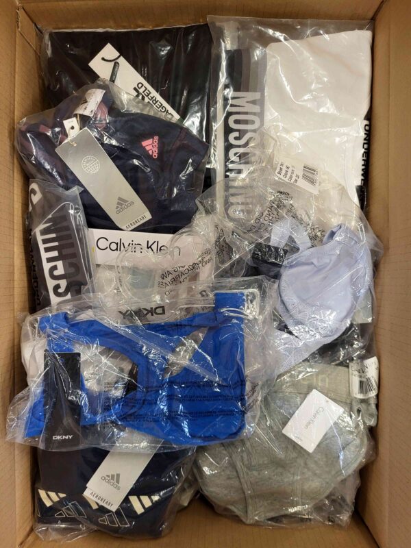 The photo shows a package with clothing in the category AU.