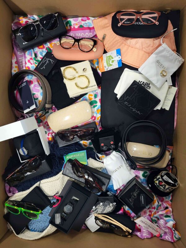 The picture shows a package with accessories in the category AA.