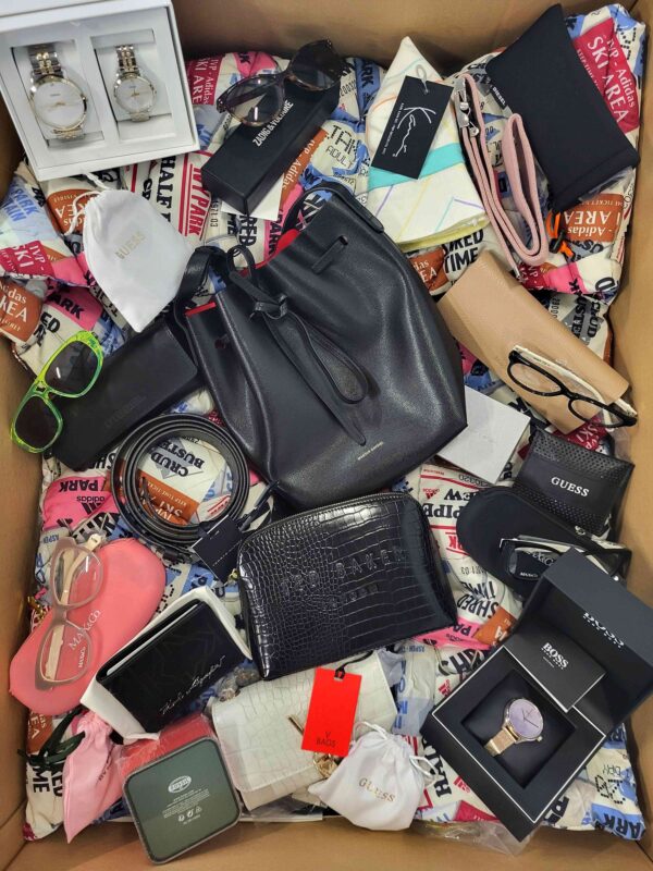 The picture shows a package with accessories in the category AA.