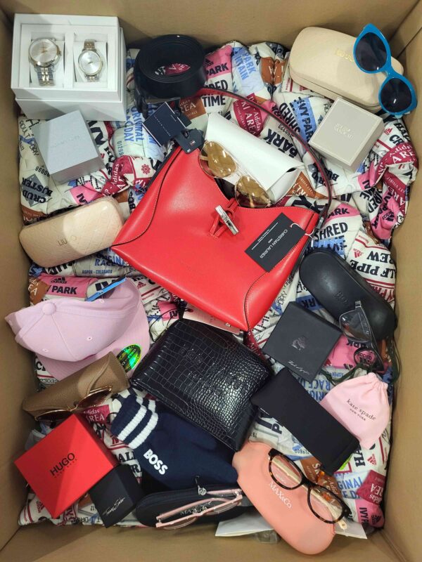 The picture shows a package with accessories in the category AA.