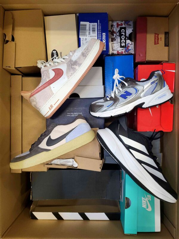 The photo shows a package with footwear in the category CS.