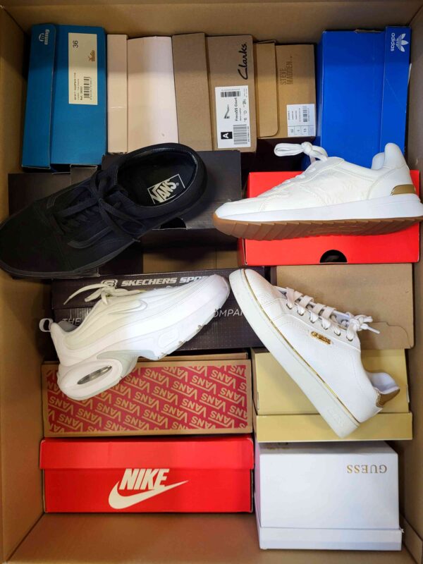 The photo shows a package with footwear in the category CS.