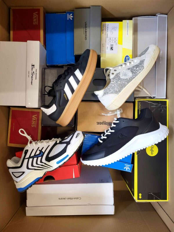 The photo shows a package with footwear in the category CS.
