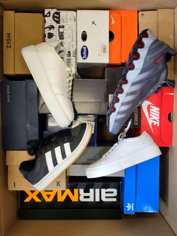 The photo shows a package with footwear in the category CS.