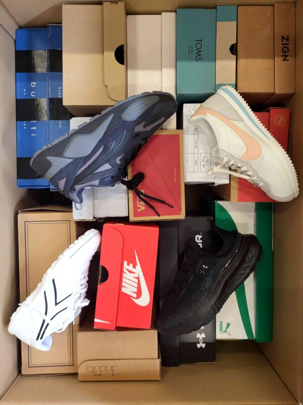 The photo shows a package with footwear in the category CS.