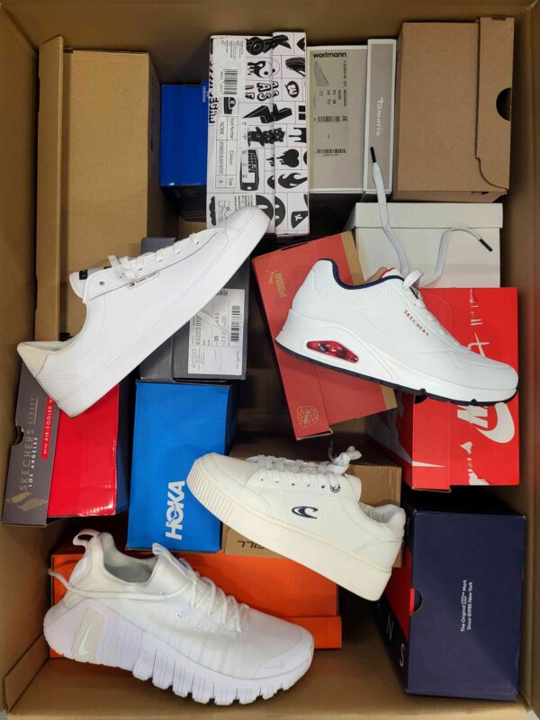 The photo shows a package with footwear in the category CS.