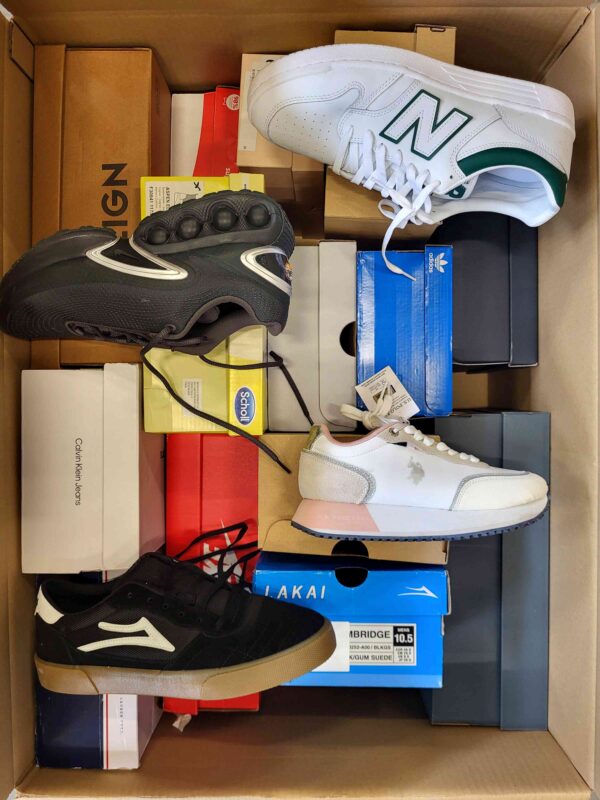 The photo shows a package with footwear in the category CS.