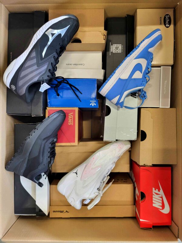 The photo shows a package with footwear in the category CS.