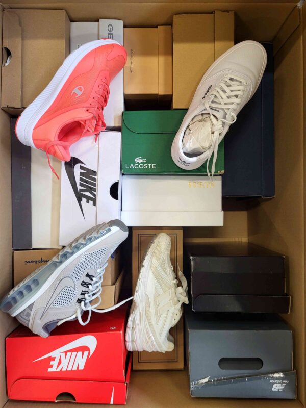The photo shows a package with footwear in the category CS.