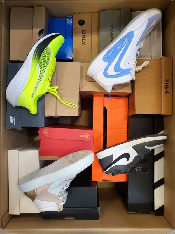 The photo shows a package with footwear in the category CS.