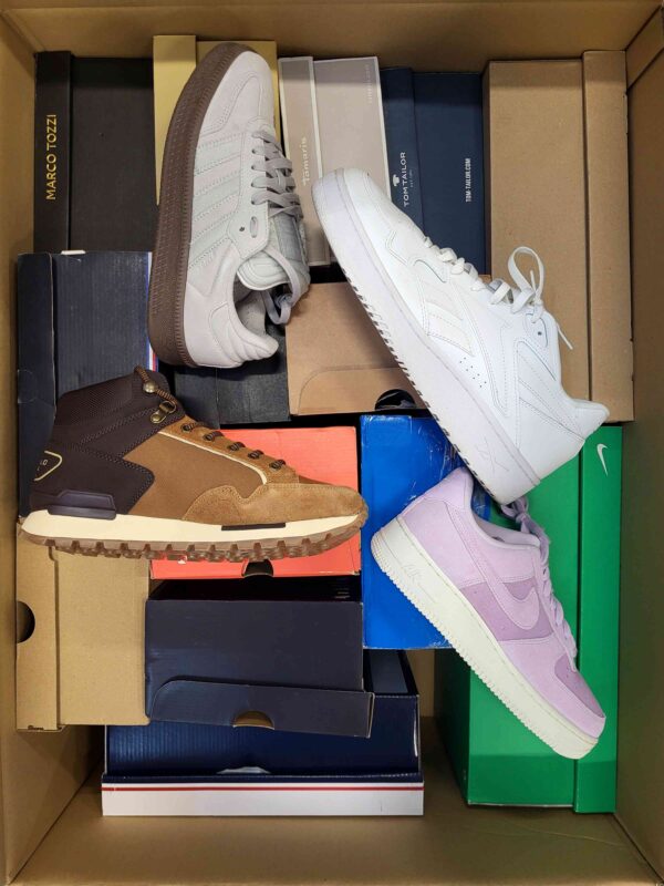 The photo shows a package with footwear in the category CS.