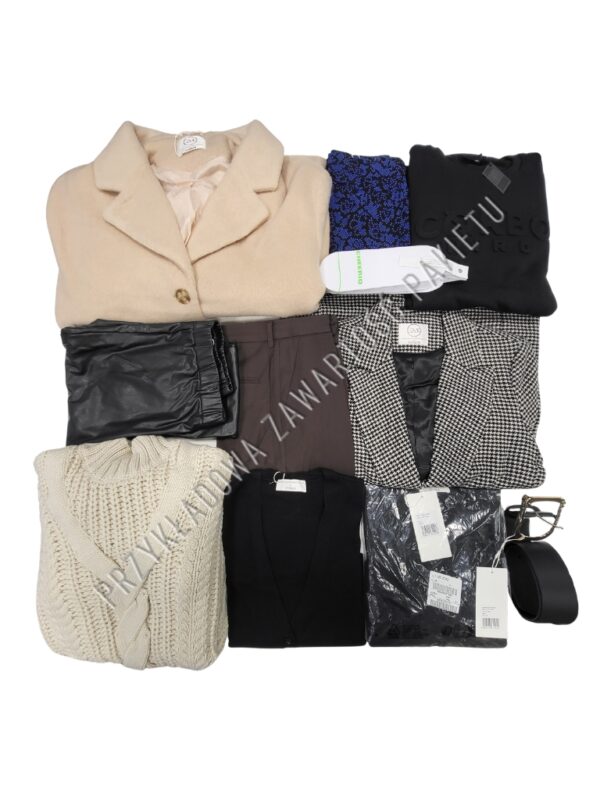 The photo shows a package with clothing in the category YA.