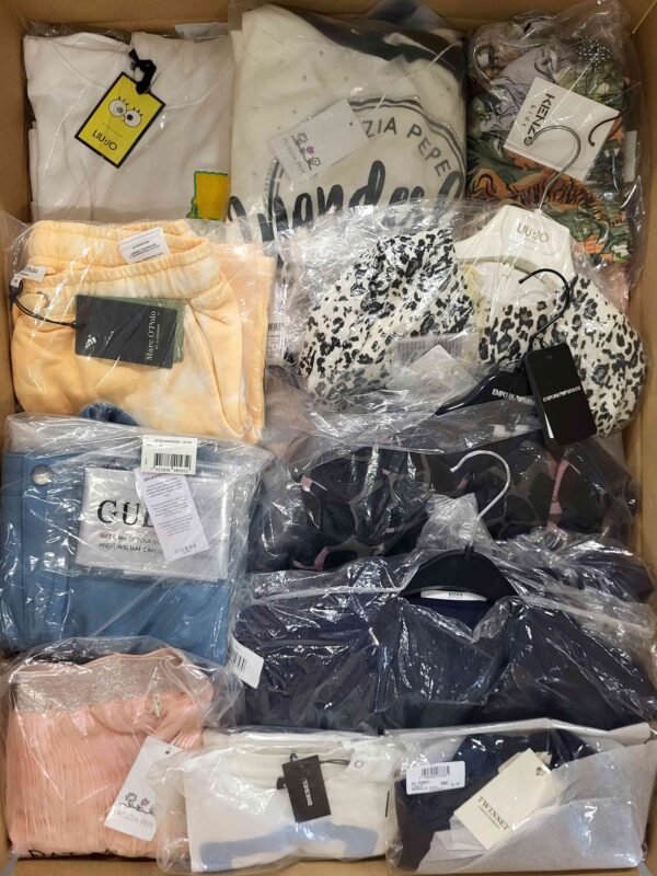 The photo shows a package with clothing in the category K.