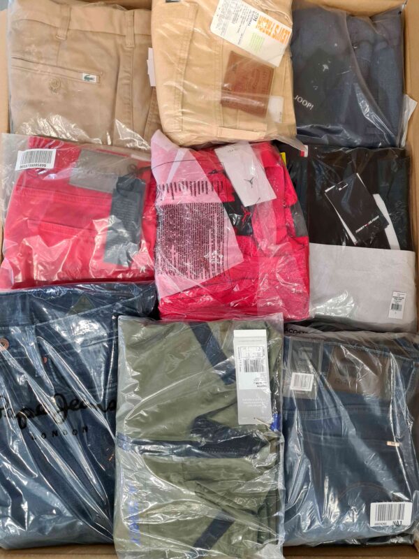 The photo shows a package with clothing in the category AM.