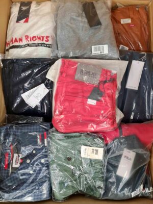 The photo shows a package with clothing in the category AM.