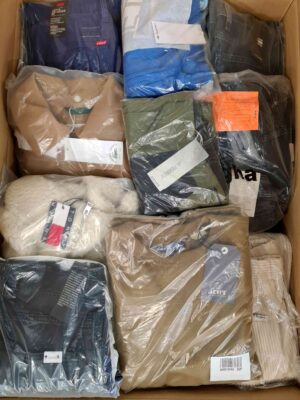 The photo shows a package with clothing in the category AM.