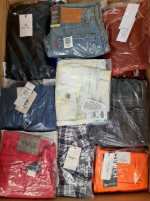 The photo shows a package with clothing in the category AM.