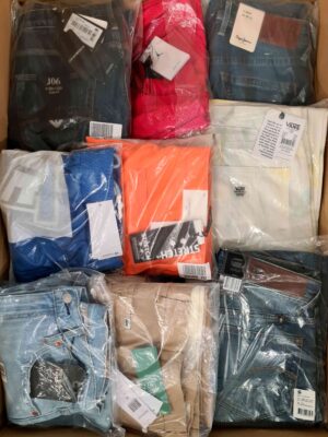The photo shows a package with clothing in the category AM.