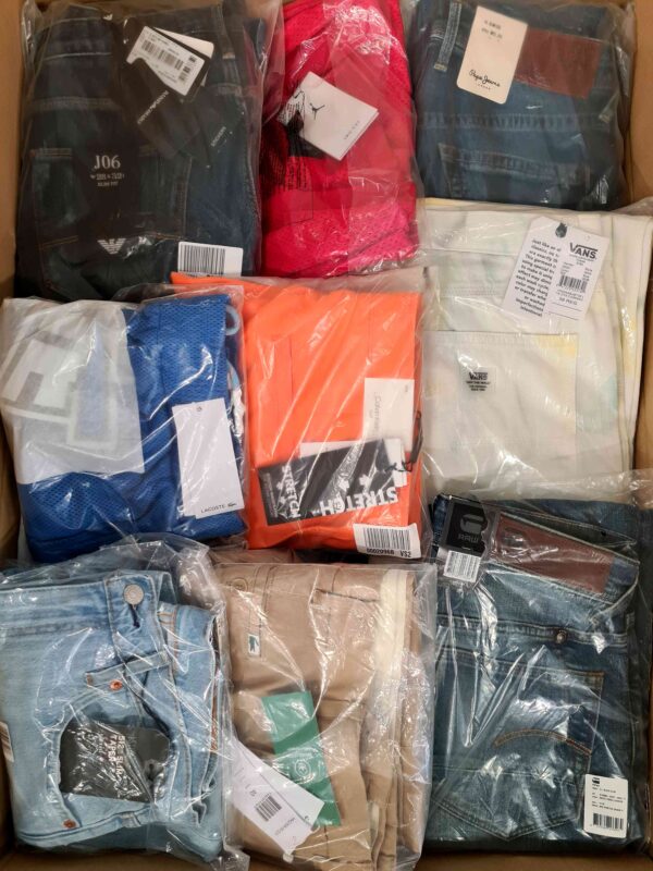 The photo shows a package with clothing in the category AM.