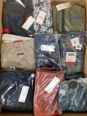 The photo shows a package with clothing in the category AM.