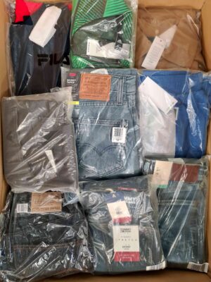 The photo shows a package with clothing in the category AM.