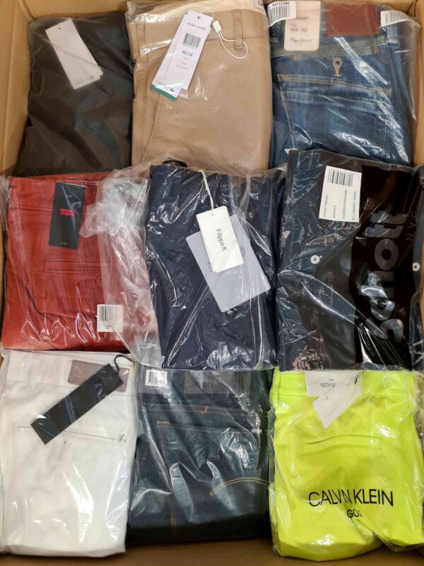 The photo shows a package with clothing in the category AM.