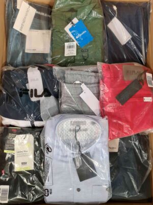 The photo shows a package with clothing in the category AM.