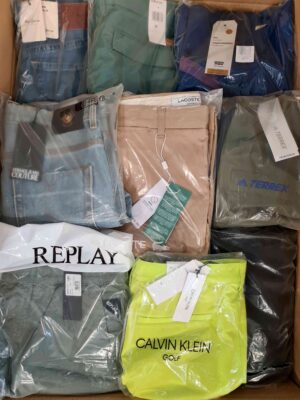 The photo shows a package with clothing in the category AM.