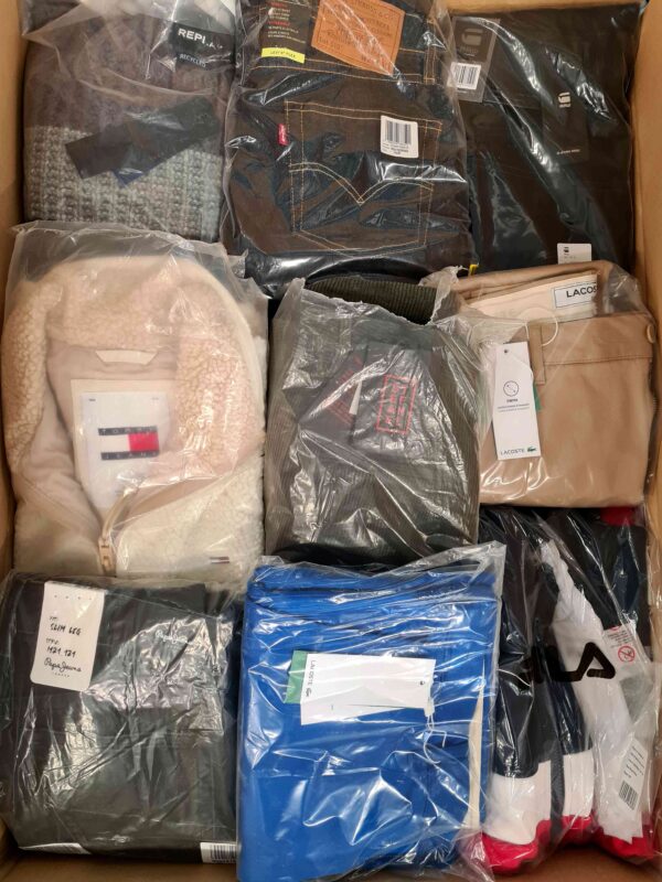 The photo shows a package with clothing in the category AM.
