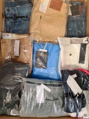 The photo shows a package with clothing in the category AM.