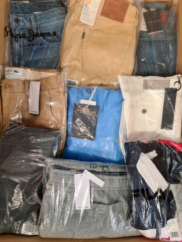 The photo shows a package with clothing in the category AM.