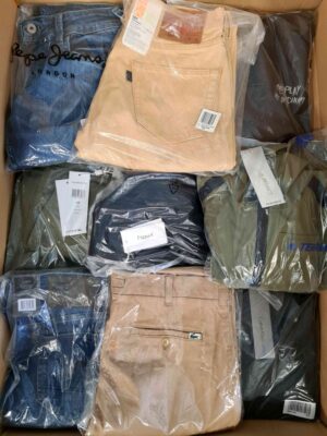 The photo shows a package with clothing in the category AM.