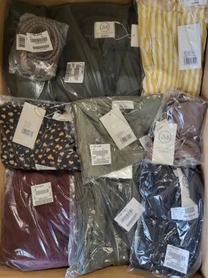The photo shows a package with clothing in the category YA.