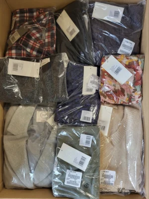 The photo shows a package with clothing in the category YA.