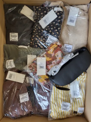 The photo shows a package with clothing in the category YA.