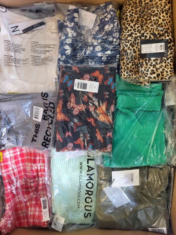The photo shows a package with clothing in the category AR.