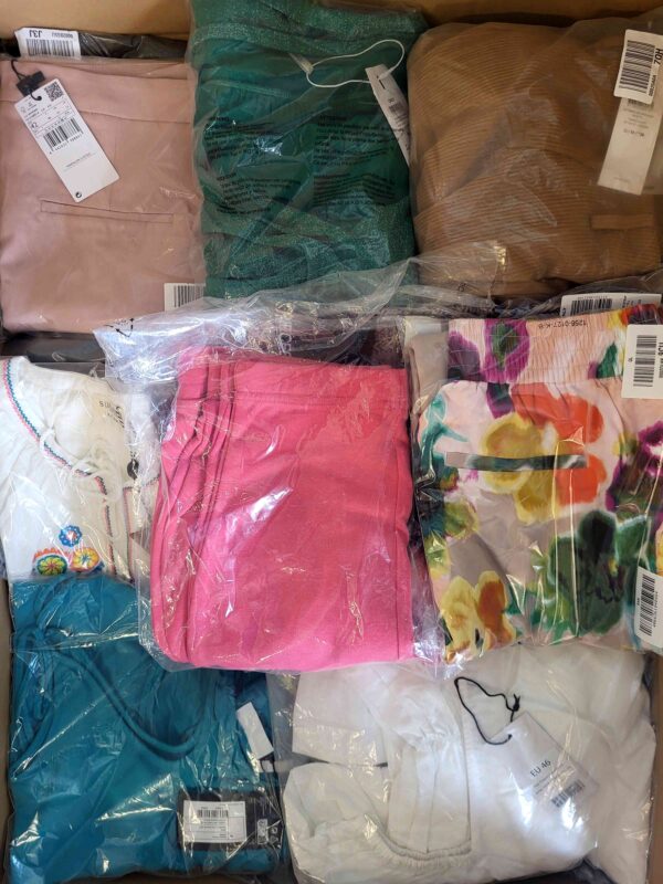 The photo shows a package with clothing in the category AR.