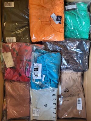 The photo shows a package with clothing in the category AR.