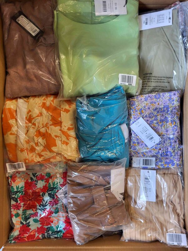 The photo shows a package with clothing in the category AR.