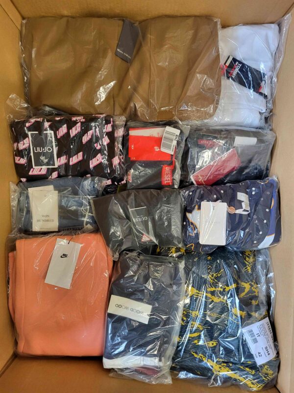 The photo shows a package with clothing in the category AP.