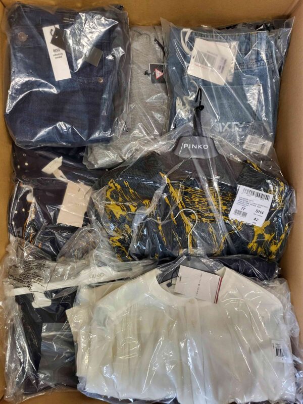 The photo shows a package with clothing in the category AP.