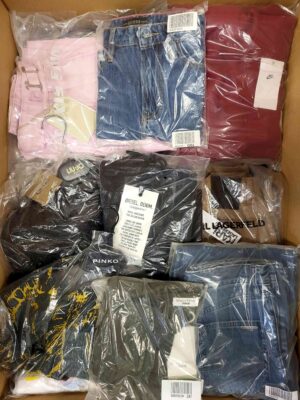 The photo shows a package with clothing in the category AP.