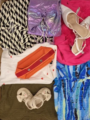 The photo shows a package with clothing in the category SN.