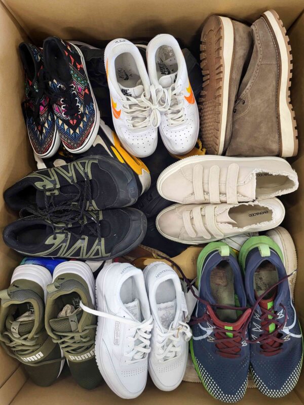 The photo shows a package with footwear in the category SH.