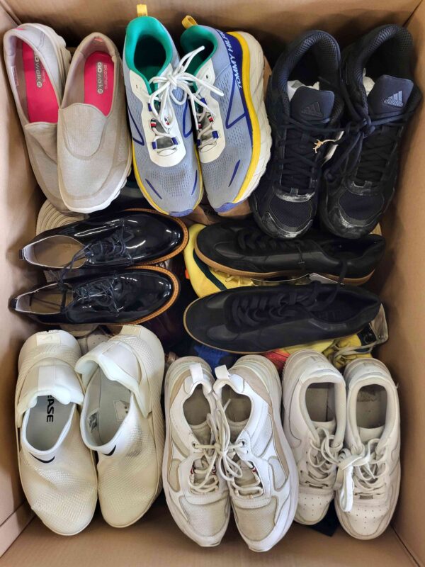 The photo shows a package with footwear in the category SH.