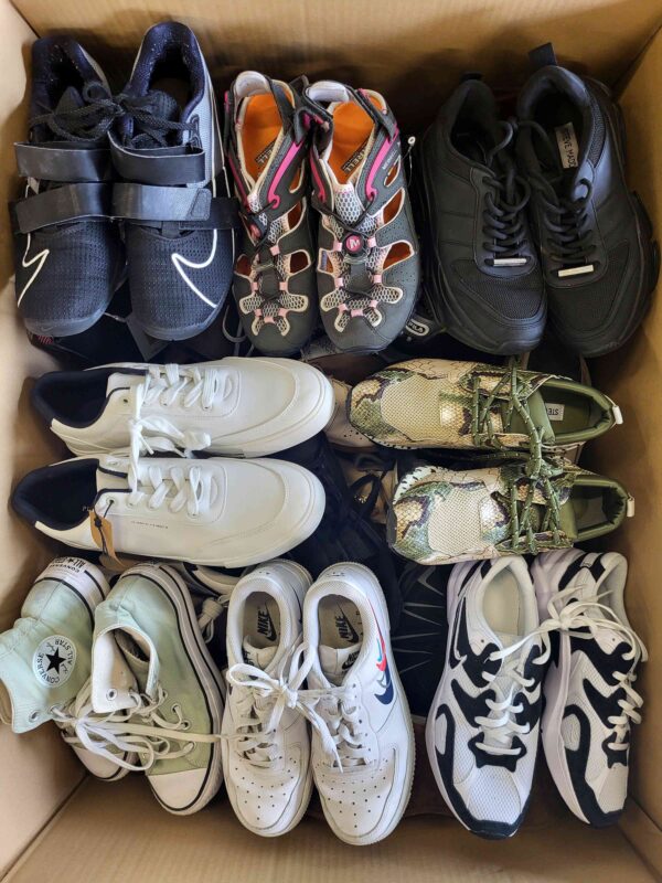 The photo shows a package with footwear in the category SH.