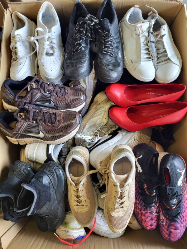 The photo shows a package with footwear in the category SH.