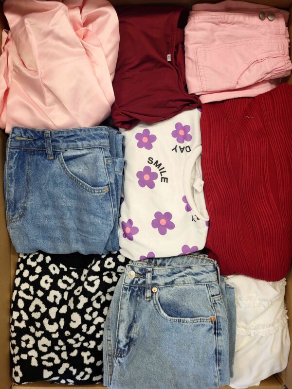 The photo shows a package with clothing in the category BSN.