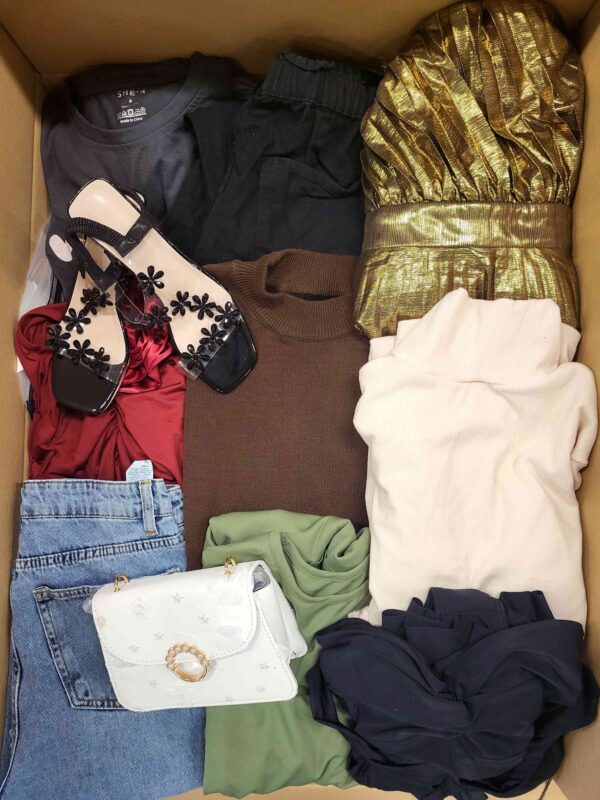 The photo shows a package with clothing in the category BSN.