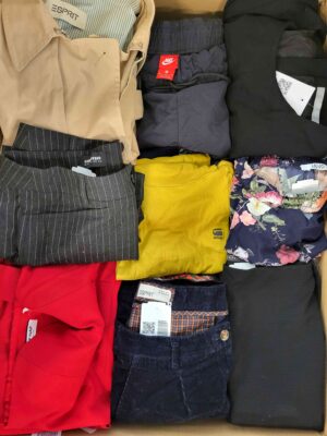 The photo shows a package with clothing in the category U.